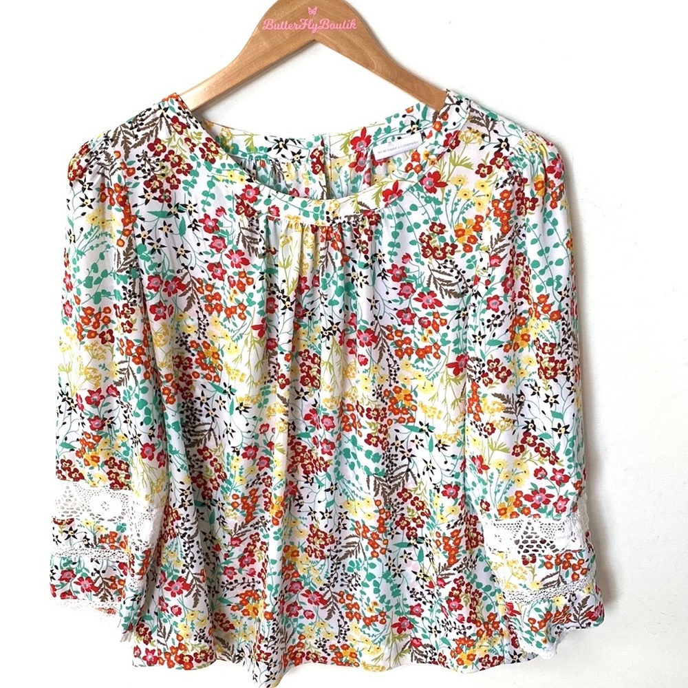 New York & Company Floral 3/4 sleeve with button down back top, Size M